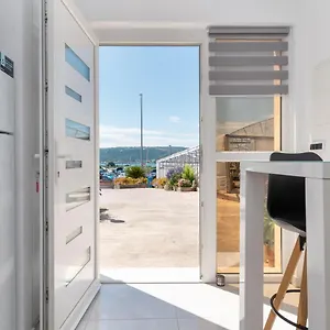 Leo Apartment
